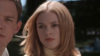 Tatum at the fountain in Scream 