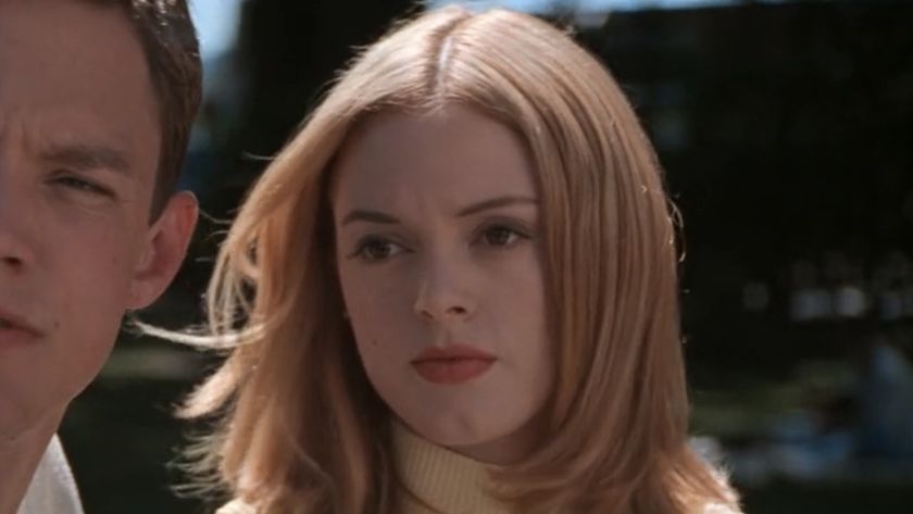 Tatum at the fountain in Scream 