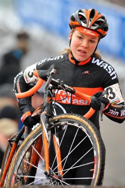 Sanne Van Paassen runs with her bike
