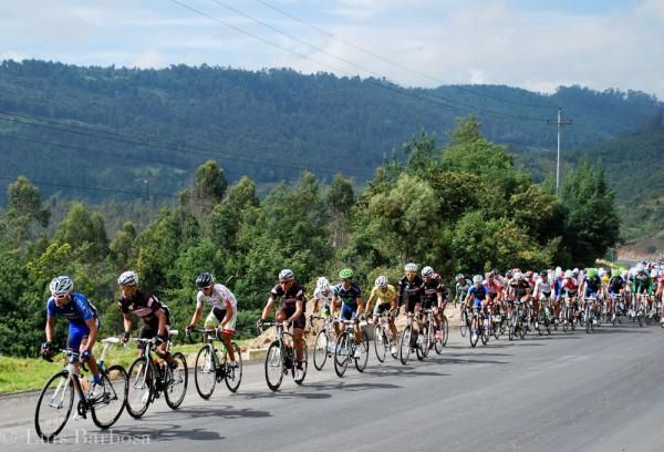 The peloton on a climb