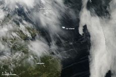 iceberg-labrador-sea-110705-02