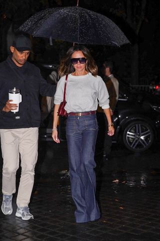 Victoria Beckham wears a burgundy belt.