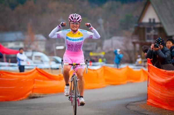 Toyooka Ayako (Panasonic Ladies) celebrates her victory and defends Japan national champion