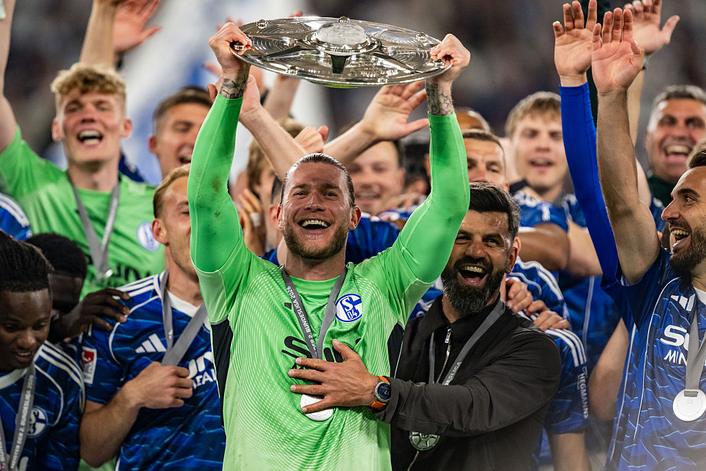 Loris Karius celebrates Schalke's automatic promotion to the German top flight