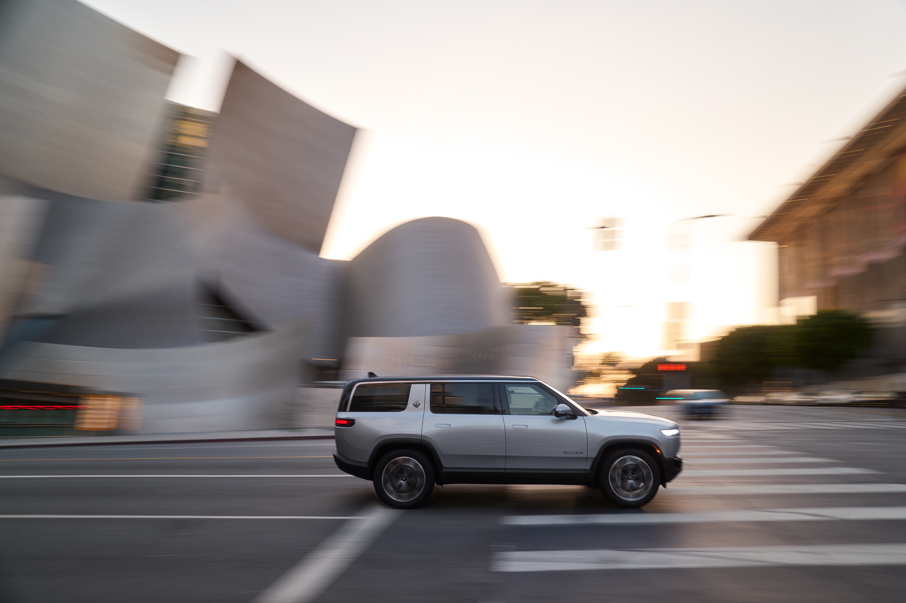 Rivian R1S MY2027 in Esker Silver