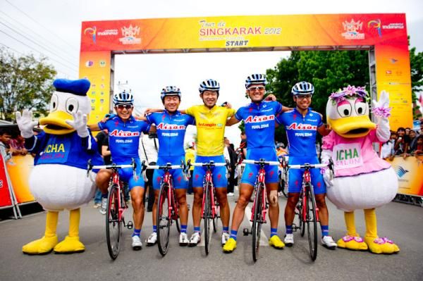 The race leader Ito Masakazu and Aisan Racing on the start line of stage 3