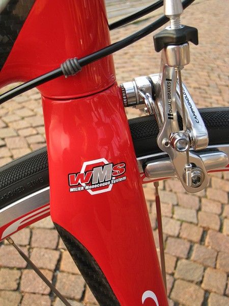 The integrated-style headset makes for a smooth transition between the frame and fork.