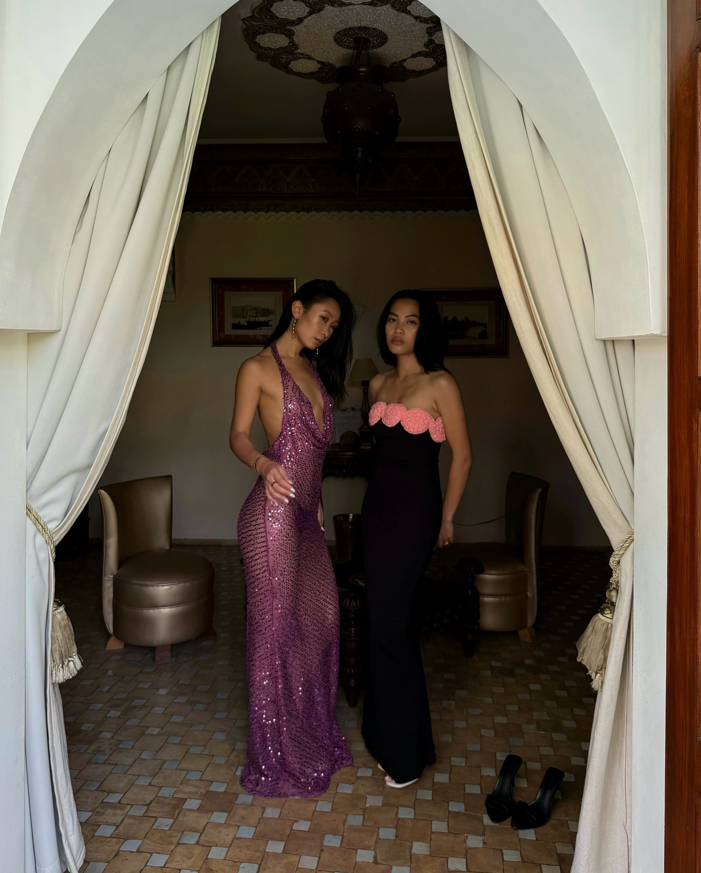 An image of @thecarolinelin wearing a chic summer wedding guest dress.