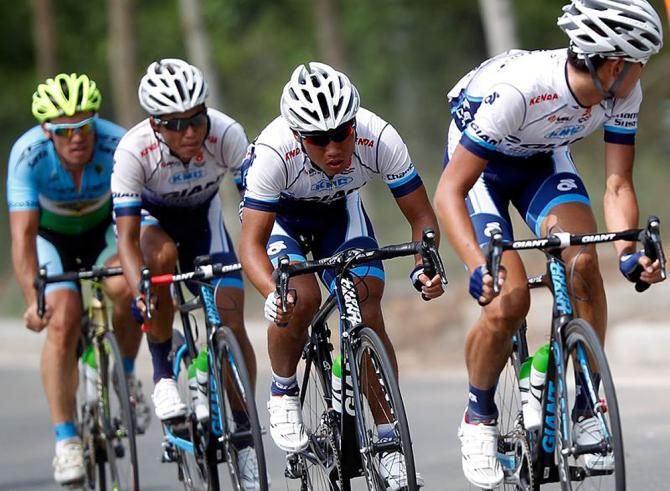 The peloton gets ready for a sprint