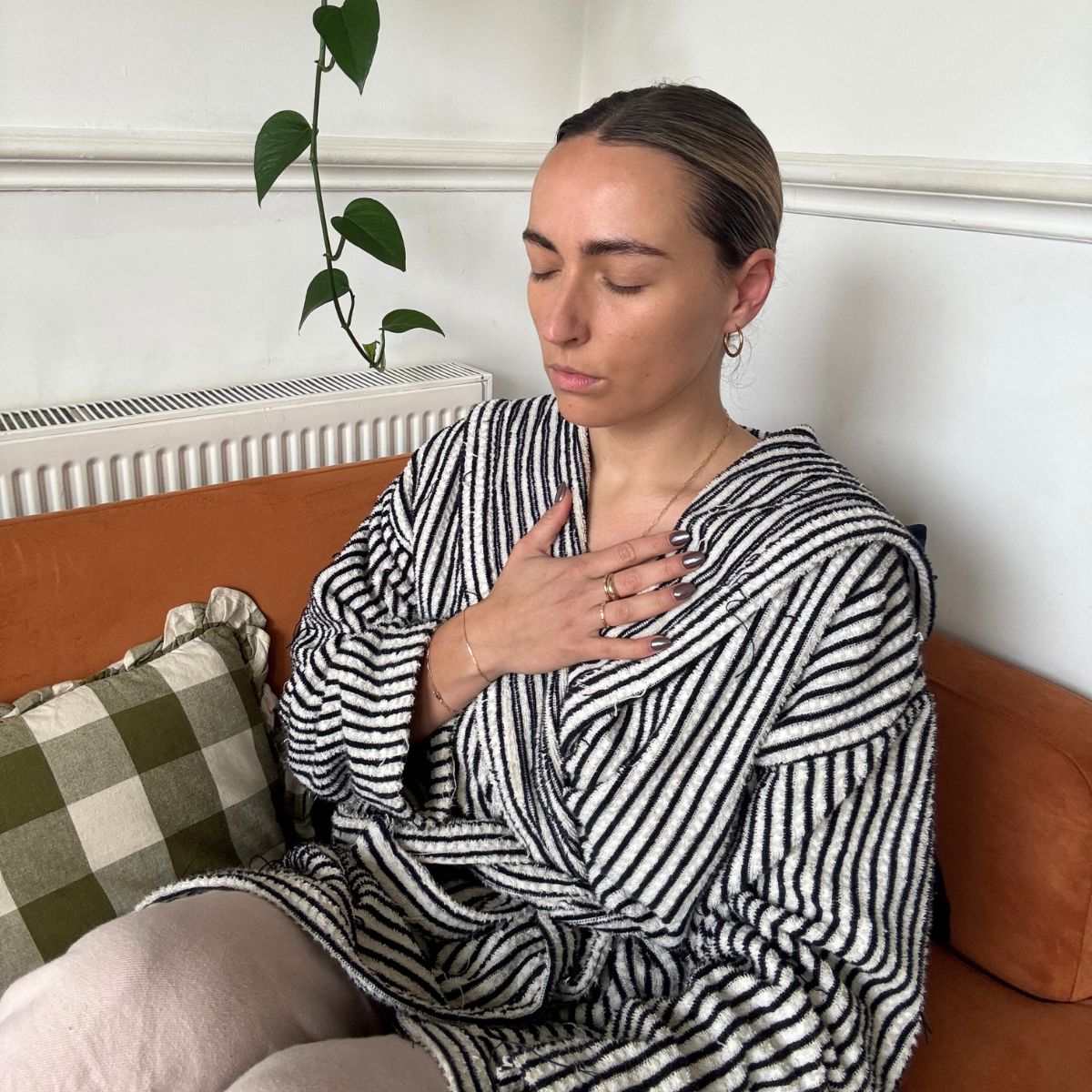 Health contributor Georgia trying a five-minute meditation at home