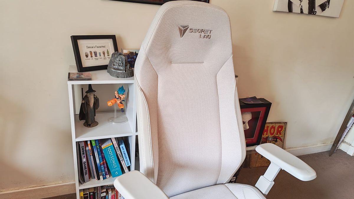 The long backrest of the Secretlab Atlas