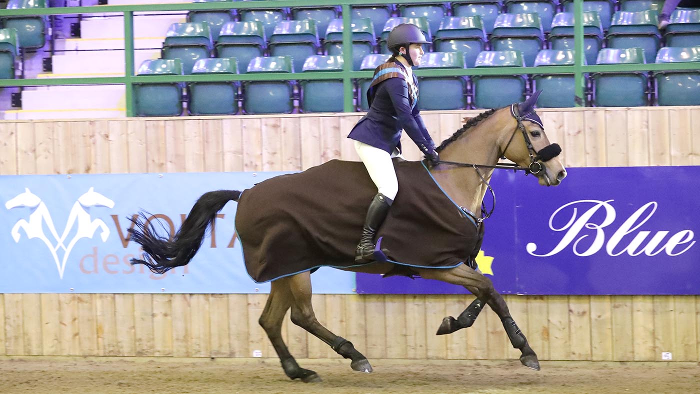 Blue Chip Winter Championships 2019 38 - Voltaire Design Pony Sapphire Championship 1 00m Winner 0026 - Attyrory Golden Lady and Elysia Heagren Bond