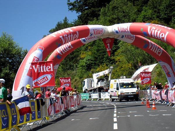 The flamme rouge indicates one kilometre to the finish.