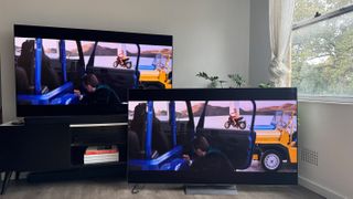 De LG G4 OLED TV op een tv-meubel, met de LG G3 OLED ernaast op de vloer