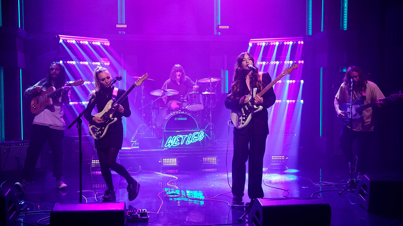 Watch Wet Leg perform Chaise Longue on Late Night With Seth Meyers