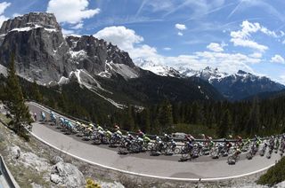 The peloton on stage fourteen of the 2016 Giro d'Italia