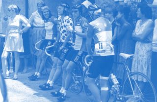Marianne Martin with Team USA wait in the shade ahead of a stage at the 1984 women's Tour de France