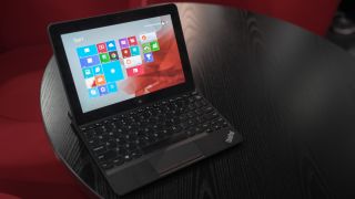 Bästa Android-surfplatta: En Lenovo ThinkPad 10 står öppnad på ett svart bord