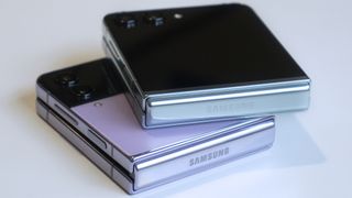 Samsung Galaxy Z Flip 4 (nedre), Samsung Galaxy Z Flip 5 (övre)
