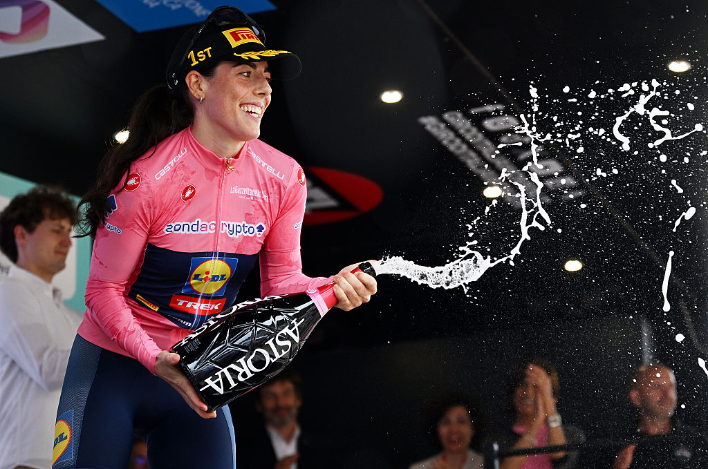 Anna Henderson in the maglia rosa