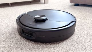 Roborock Qrevo 2 Pro in black photographed on carpet
