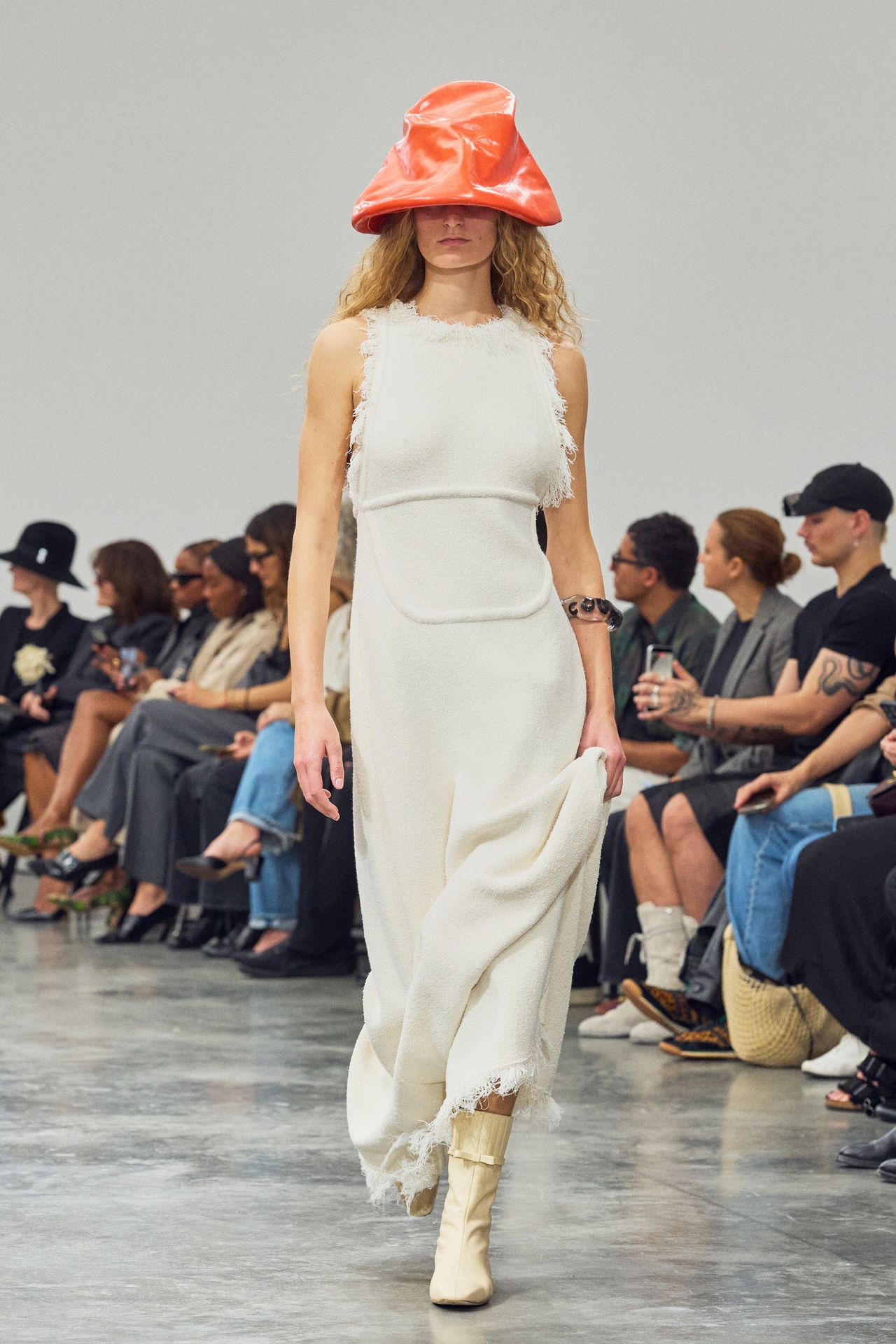 Courr&egrave;ges S/S 2027 runway