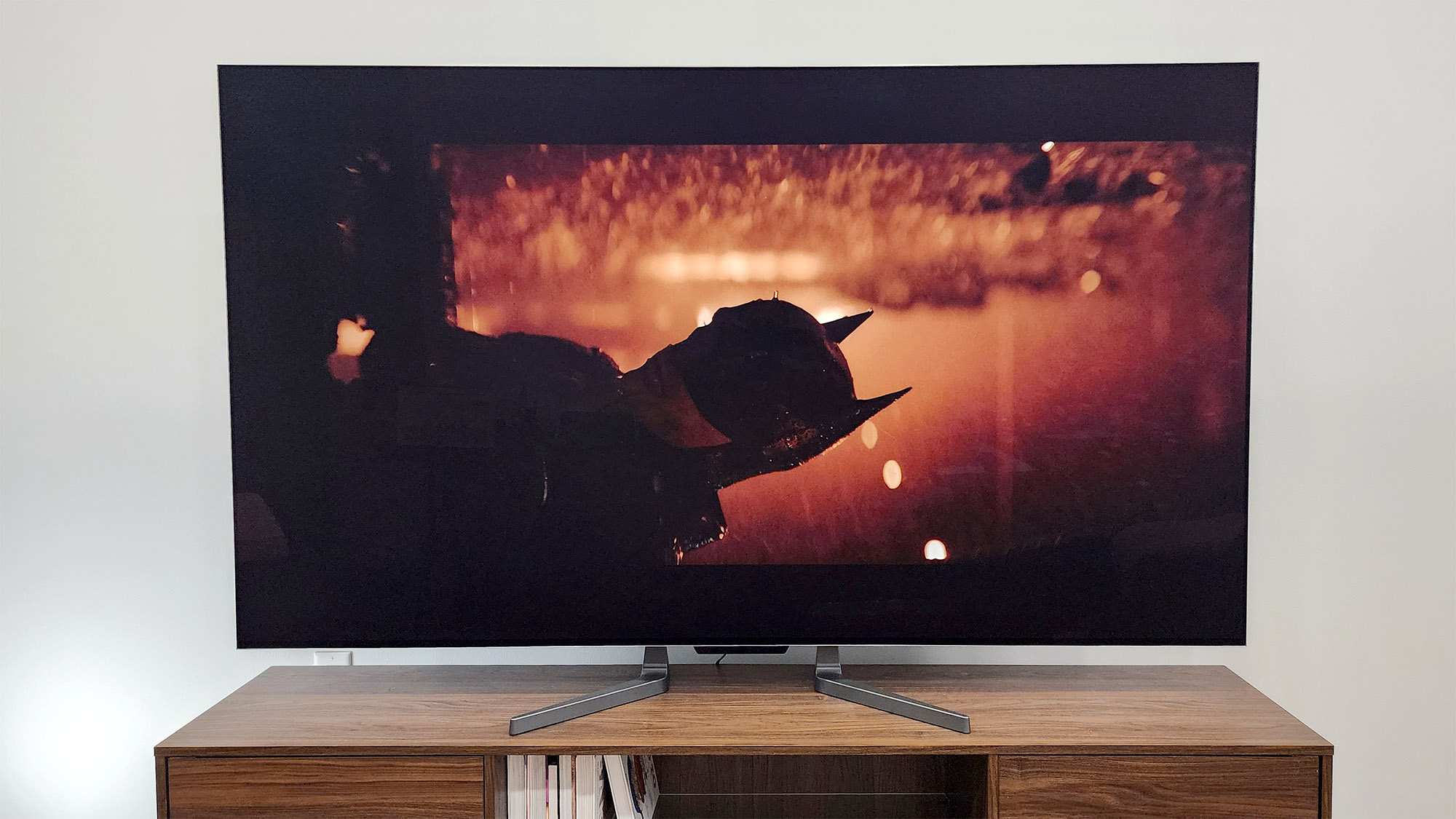 Televisor LG M3 OLED en la mesa de la sala de estar
