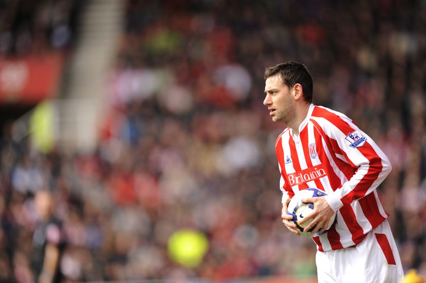 Stoke City&#039;s Rory Delap prepares to launch his long throw in a game against Hull City.