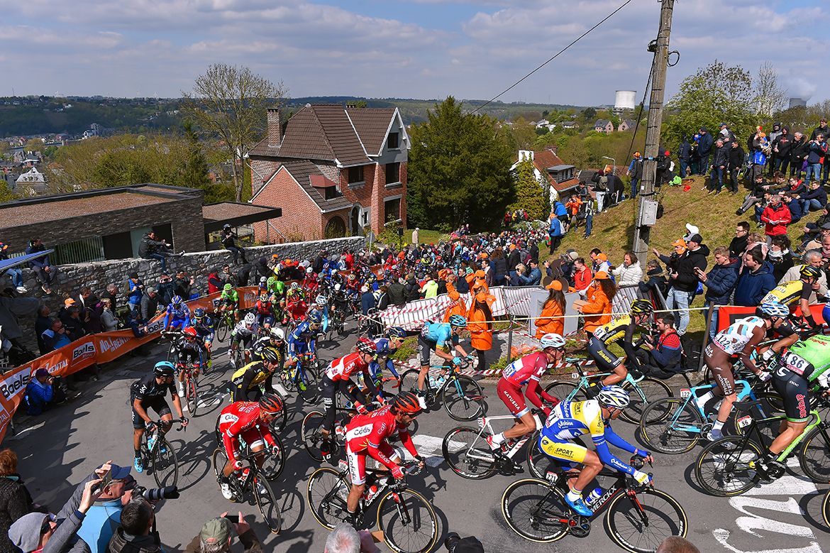 The pack makes its way up the iconic Mur de Huy
