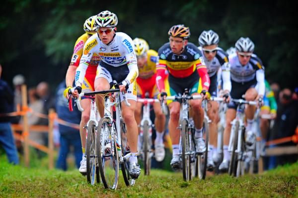 Stybar leads the bunch in the Kermiscross