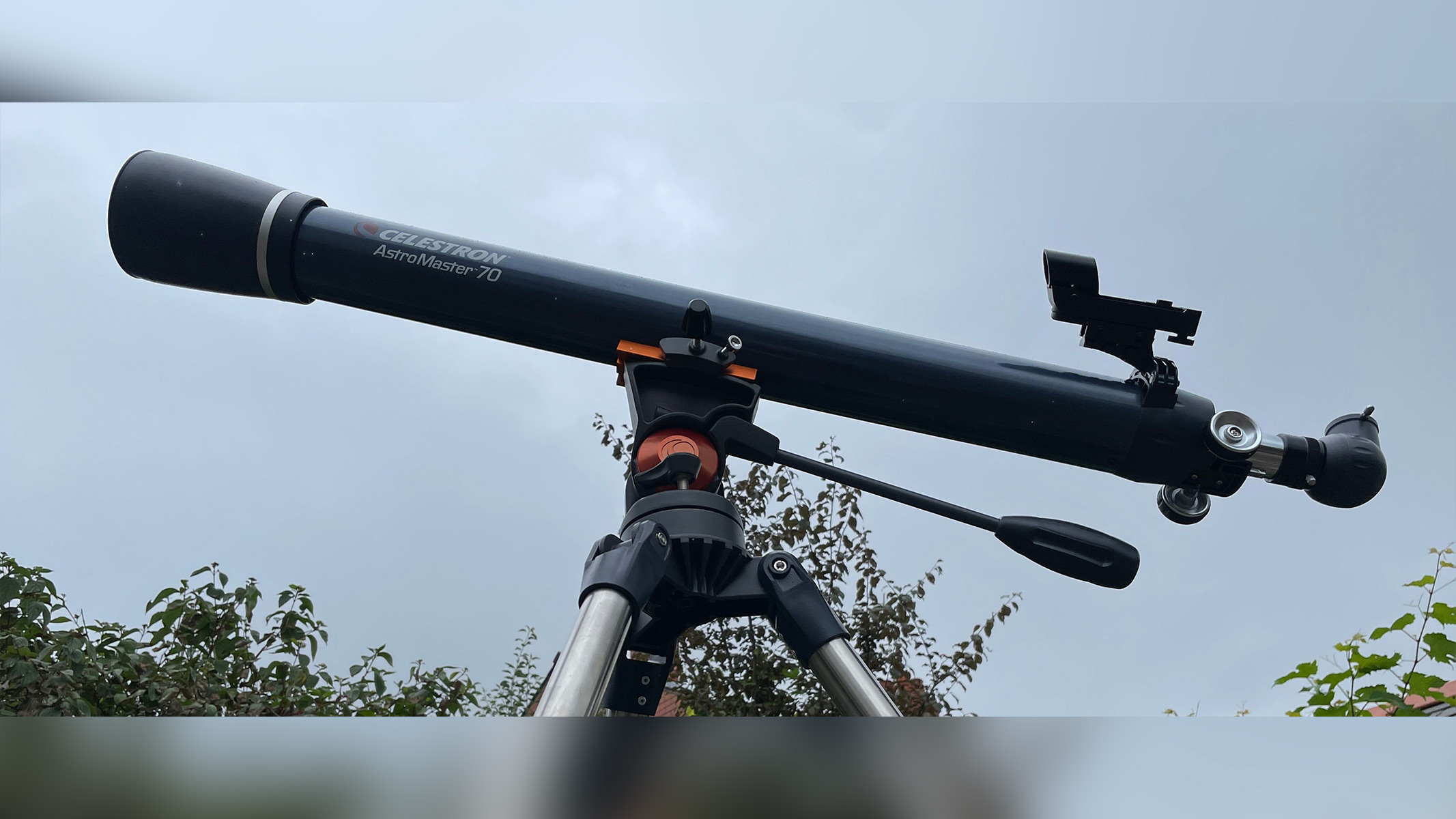 Вид збоку на бінокль Celestron Astromaster 70az, розпродаж Чорної п’ятниці