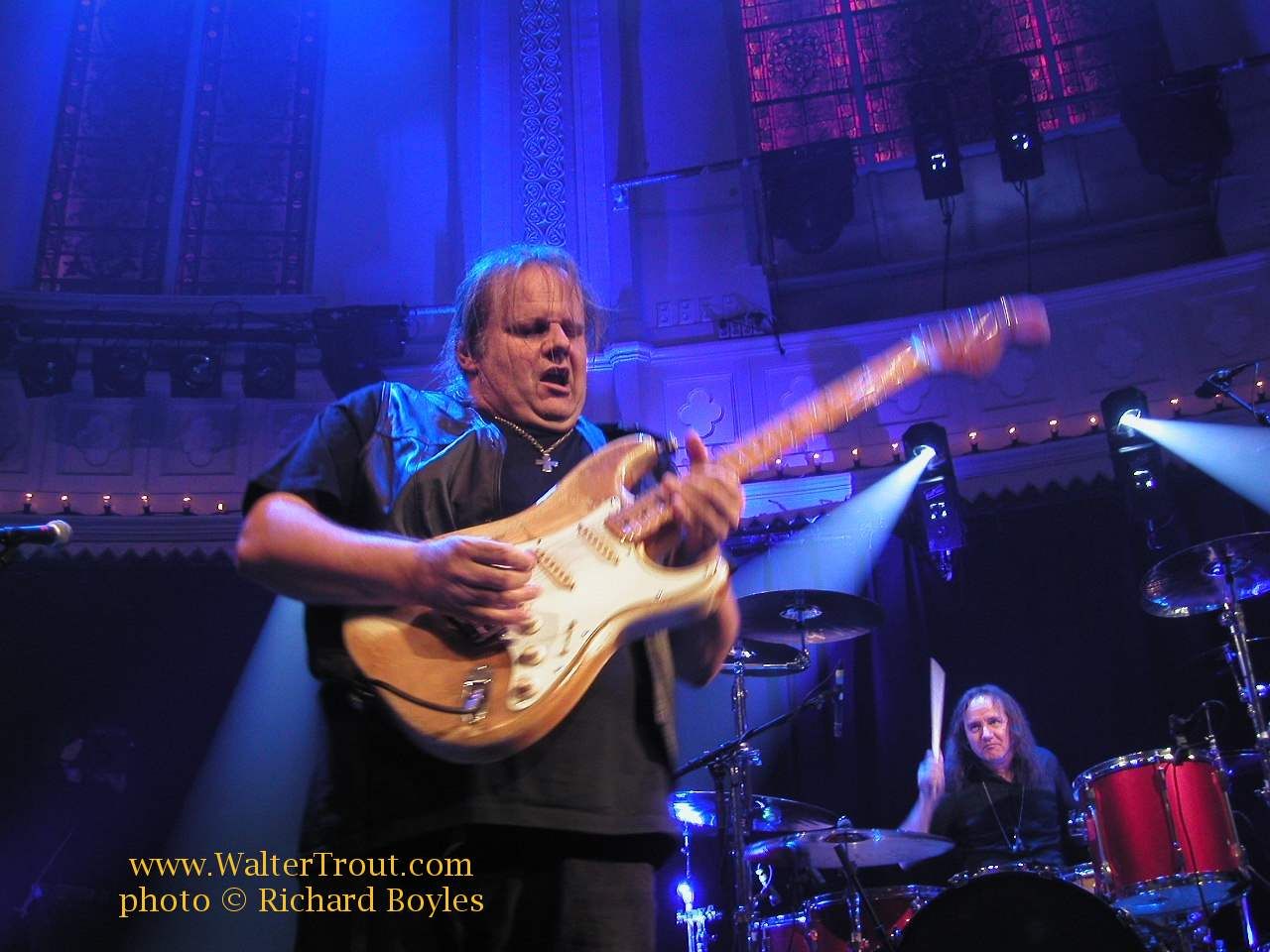 Walter shows you how he plays a 12-bar blues