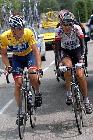 Armstrong instructs Filippo Simeoni to return to the peloton on stage 18 of the 2004 Tour de France.