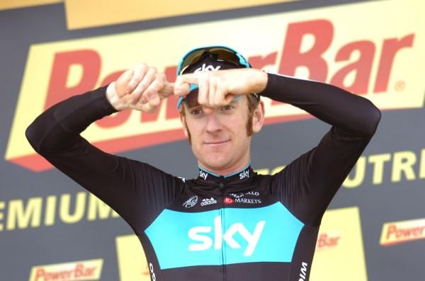 Wiggins salutes the crowd