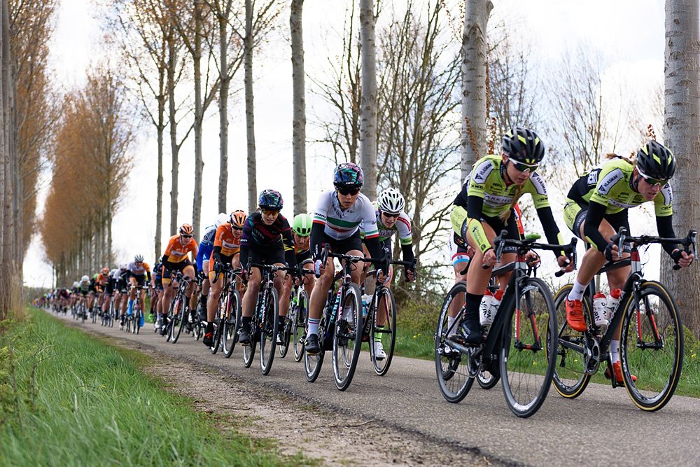 Elena Cecchini and Alexis Ryan in the lead group for CANYON//SRAM Racing as the wind tears the race up in the early kilometres of Omloop van Borsele 2016