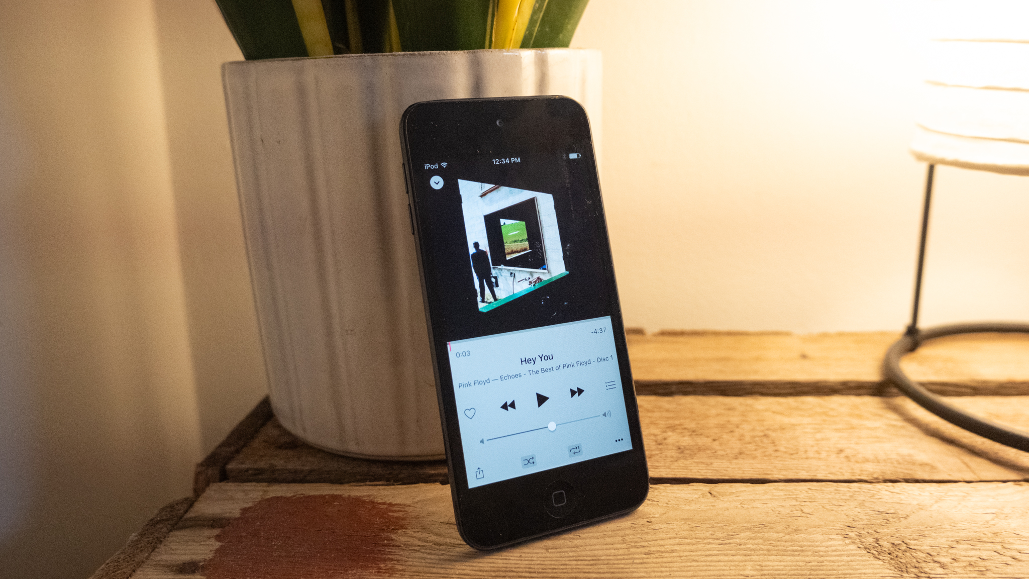 A space gray iPod Touch 6th Gen