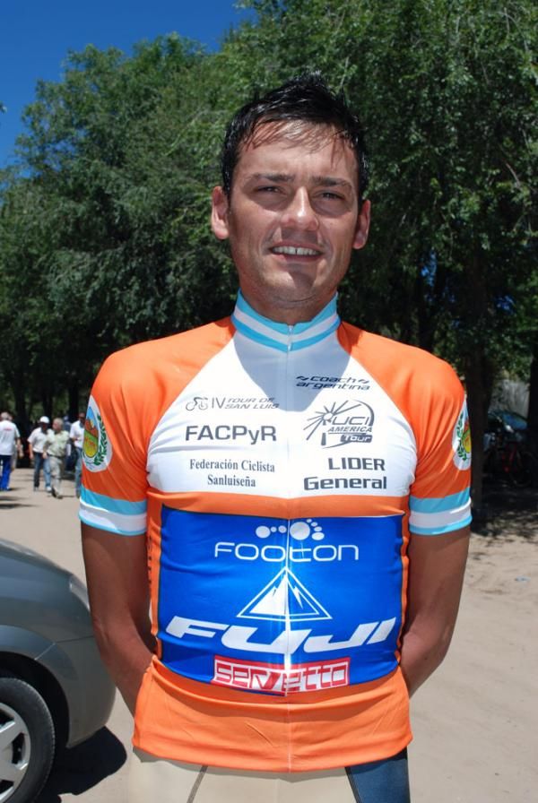 Rafael Valls traded his Footon Servetto jersey for the one of race leader.
