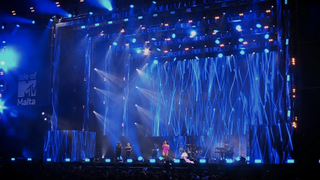 The stage sprinkled in blue lights at the Isle of MTV festival using Hippotizer solutions for high-quality sound. 