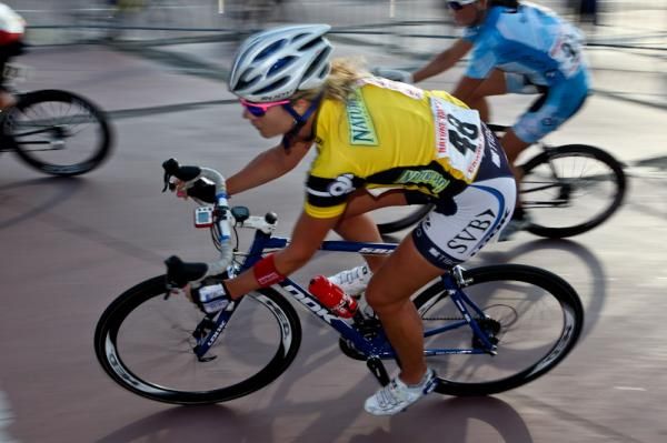Alison Starnes (TIBCO) was able to hold onto the leader's jersey after riding well in this evening's race.