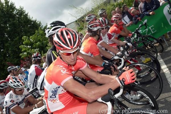 The peloton awaits the start of stage 1.