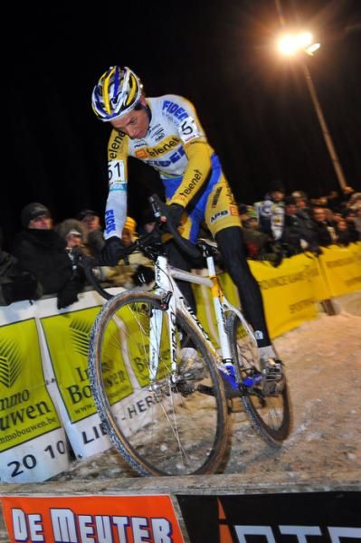 Tom Meeusen (Telenet - Fidea) bunnyhops a barrier.