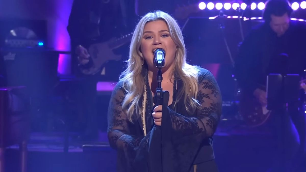 Kelly Clarkson singing &quot;Mine&quot; on The Kelly Clarkson Show