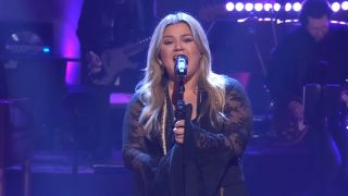 Kelly Clarkson singing "Mine" on The Kelly Clarkson Show