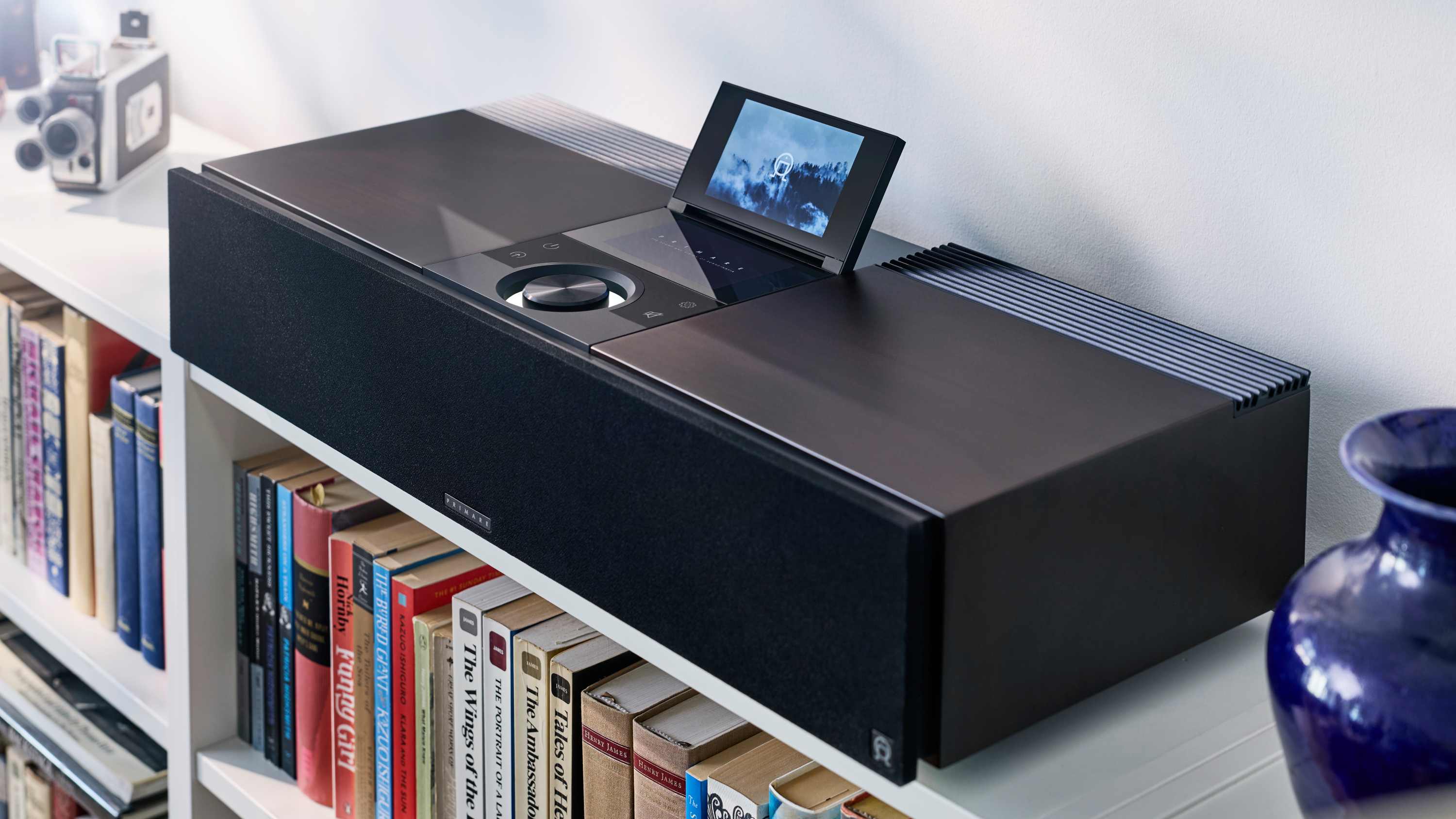 The Primare Allt-i-Ett on a bookshelf.