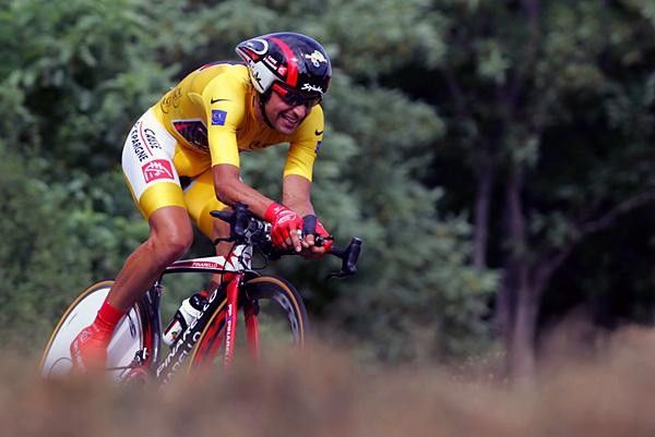 Oscar Pereiro (Illes Balears) trying to hold yellow