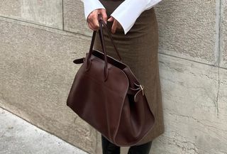 @iliridakrasniqi з коричневою шкіряною сумкою The Row Margaux