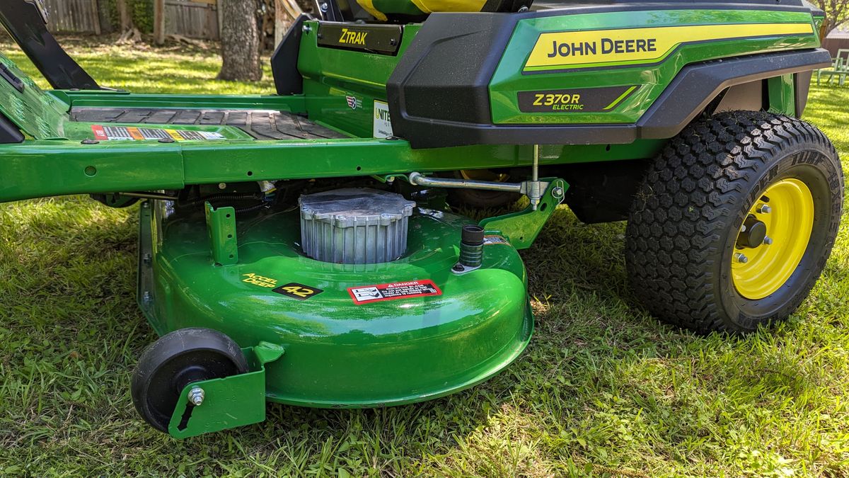 John Deere Z370R Electric ZTrak&trade; Mower