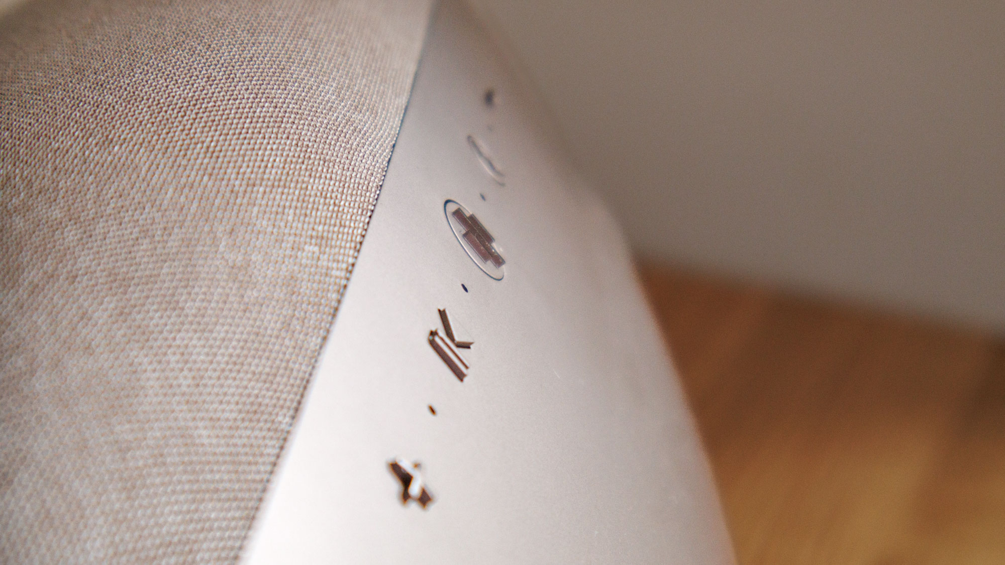 Closeup of the buttons of the Zeppelin Pro speaker