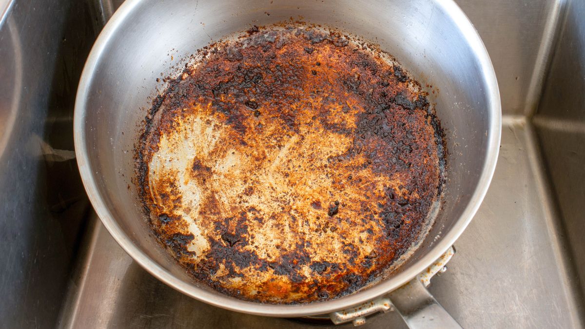 How to clean a burnt pot to make it look good as new