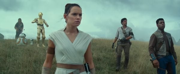 Daisy Ridley, John Boyega, Oscar Isaac in Star Wars: The Rise of Skywalker with C-3PO, BB-8, and Che